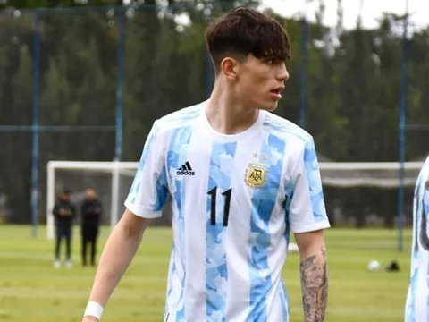 Thần tượng Ronaldo, Garnacho bị công kích dữ dội