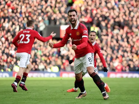 Tháng 4 bão tố đang chờ MU