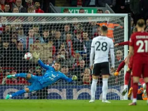 Thắng Fulham, Liverpool áp sát Man United