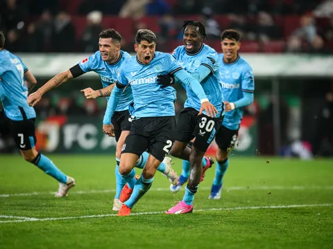 Thắng nghẹt thở Augsburg, Leverkusen tái lập khoảng cách 4 điểm với Bayern