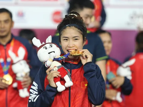 Thanh Nhã đội nón lá, cắn huy chương cực đáng yêu