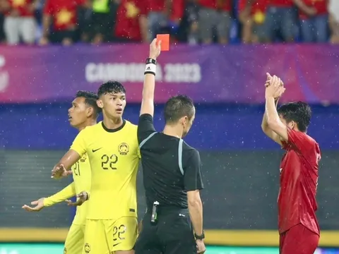 Thanh Nhàn khiến 2 cầu thủ Malaysia bị đuổi