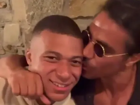 'Thánh rắc muối' bị chỉ trích khi hôn má Mbappe
