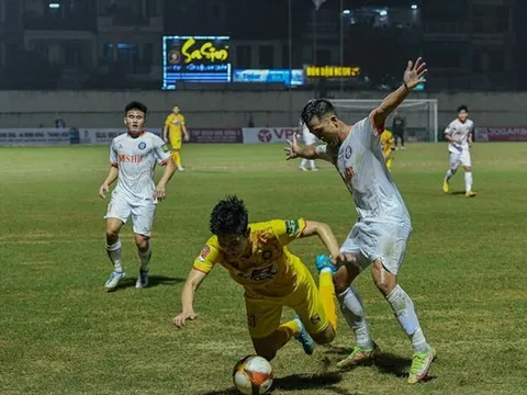 Khi cầu thủ đá trên sân đất nện