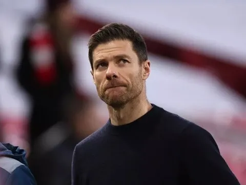 Thay Klopp, người cũ Liverpool sớm át vía Alonso