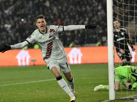 Thay người đẳng cấp, Alonso giữ mạch bất bại cho Leverkusen