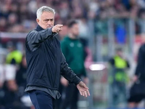 Thay người tài tình, Mourinho vào vòng knock-out Europa League