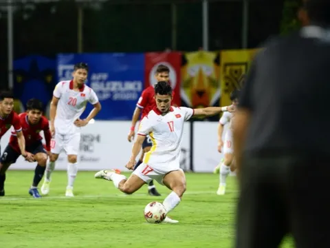 Thầy Park lý giải việc trao trọng trách sút penalty cho Văn Thanh