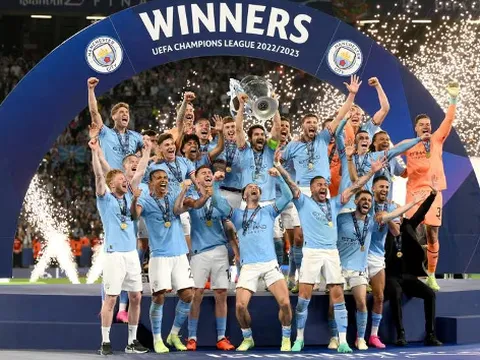 Thầy trò Pep Guardiola vỡ òa trong hạnh phúc ngày đăng quang