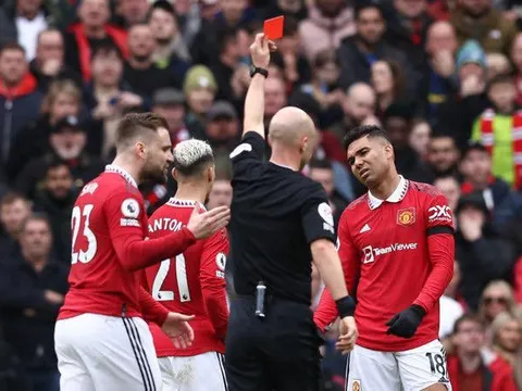 Thẻ đỏ tai hại, Man United chia điểm trong thế 10 người