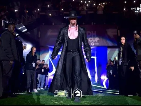 The Undertaker "chiếm sóng" ở Ả Rập, Ronaldo phản ứng khoái chí