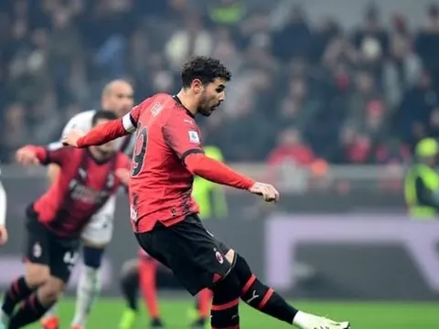 Theo Hernandez ăn mừng hụt vì không hiểu luật