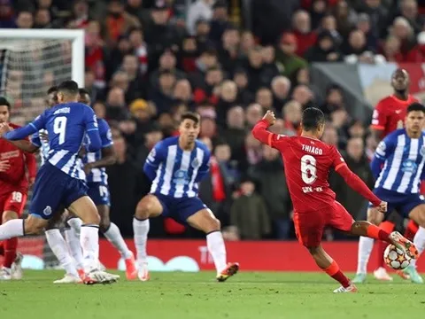 Thiago với cú vung chân xua tan áp lực