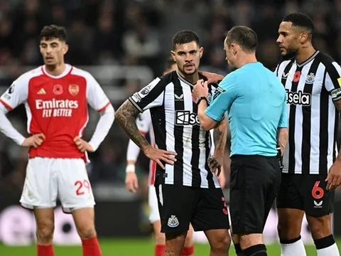 Thoát thẻ đỏ trước Arsenal, Guimaraes vẫn bị treo giò