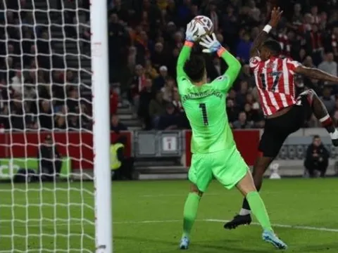 Thoát thua Brentford, Chelsea bị Quỷ đỏ 'phả hơi nóng'