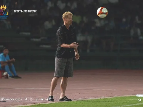 Thời trang độc lạ của huyền thoại bóng đá Nhật Bản tại SEA Games 32