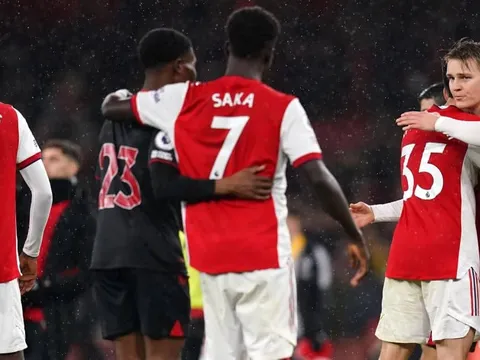 Cú sốc cho Arsenal! Nhạc trưởng chấn thương, khập khiễng lê bước
