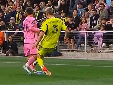 Thót tim với pha vào bóng triệt hạ Messi
