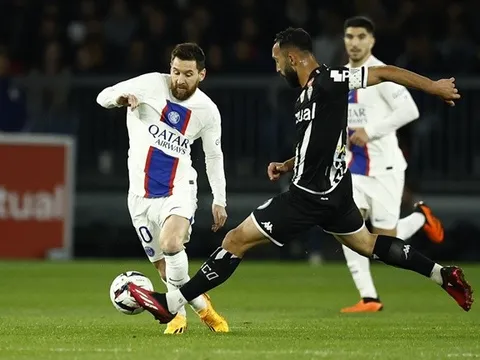 Thứ bóng đá thiên tài của Messi