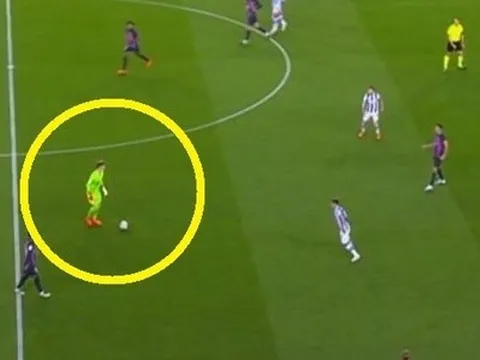 Thủ môn Barca lên quá vạch giữa sân