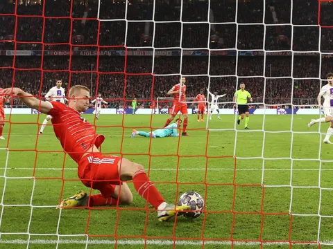Thủ môn Bayern hứa tặng xe tải chocolate cho De Ligt sau pha cứu thua