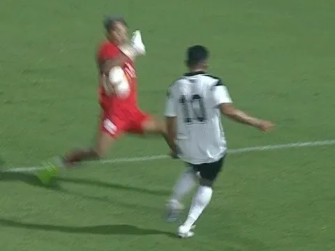 Thủ môn Campuchia không bị đuổi dù chơi bóng bằng tay ngoài vùng cấm