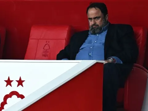 Thua Liverpool, chủ tịch Forest đuổi theo trọng tài