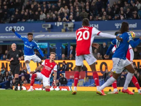 Thua ngược Everton, Arsenal bị đá văng khỏi Top 6