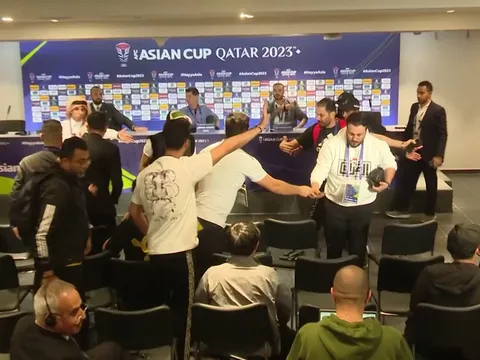 Thua ngược ở Asian Cup, người Iraq đòi ăn thua đủ với HLV