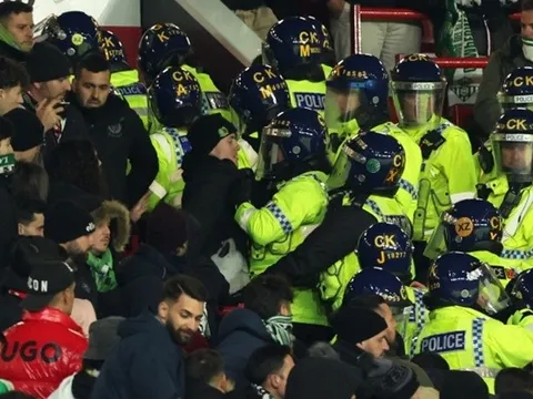 Thua thảm Man Utd, CĐV Real Betis tạo ra hình ảnh phản cảm