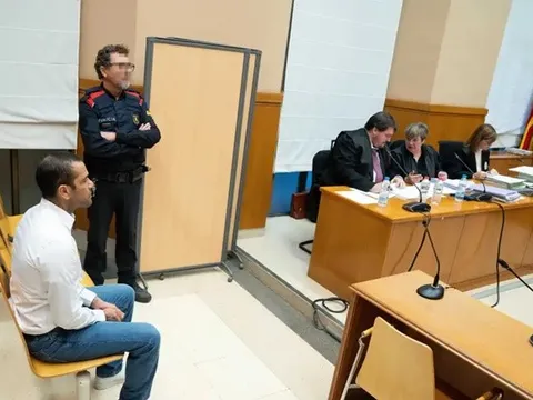 Thương thay cho Dani Alves