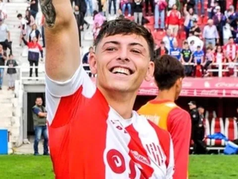 Tiền đạo 17 tuổi được cả trường ra đón sau bàn thắng ở giải Argentina