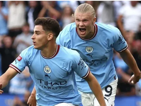 Tiền đạo Man City cởi quần tặng CĐV sau trận thắng Tottenham