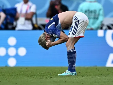 Tiền đạo Nhật Bản bật khóc sau trận thua