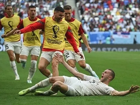 Tiền đạo Serbia bị phạt thẻ dù không thi đấu