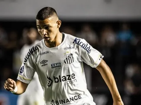 Tiền đạo tân binh Chelsea đến Anh ký hợp đồng