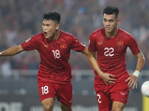 Sát thủ của thầy Park khiến HLV Troussier đau đầu