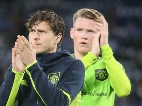 Tiền vệ thất sủng tìm đường rời Old Trafford