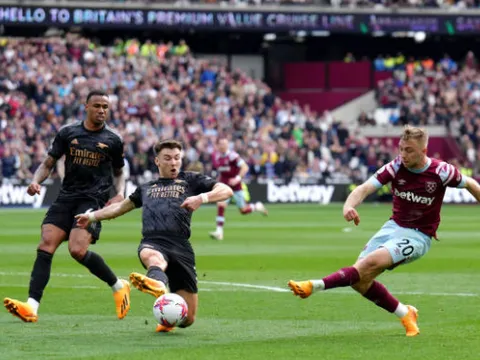 "Thật khó tin khi cậu ấy không được ra sân cho Arsenal"