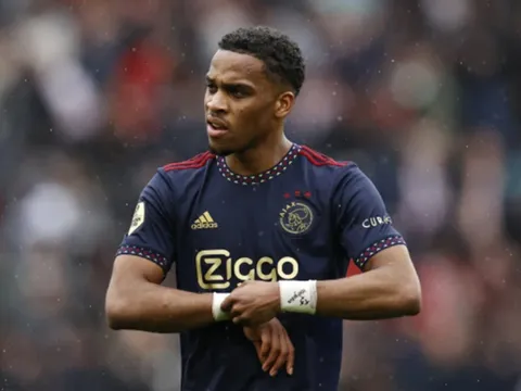 "Cậu ấy được M.U theo dõi, nhưng có vẻ như Ajax sẽ bán cho Arsenal"
