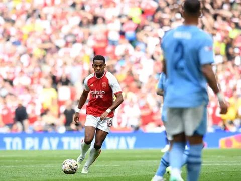 Ruud Gullit nghi ngờ thương vụ 45 triệu bảng của Arsenal