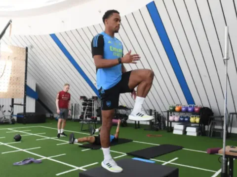 Arsenal có thể bố trí đội hình nào với Timber?