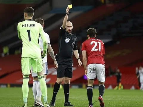 Tình huống Daniel James bị rút thẻ vàng khó hiểu