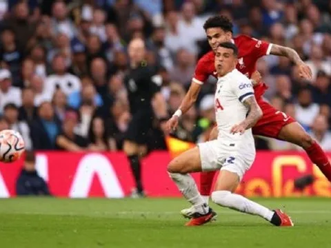 Trò hề trọng tài nhấn chìm Liverpool