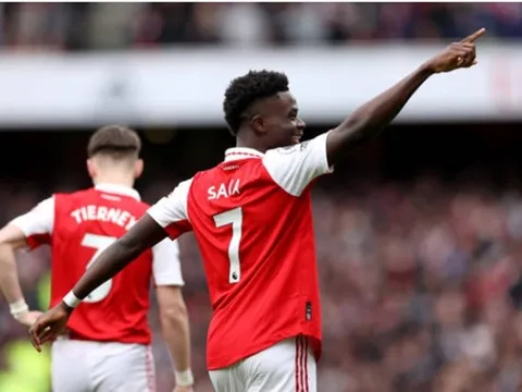 Tỏa sáng rực rỡ, Saka lập cú đúp kỷ lục