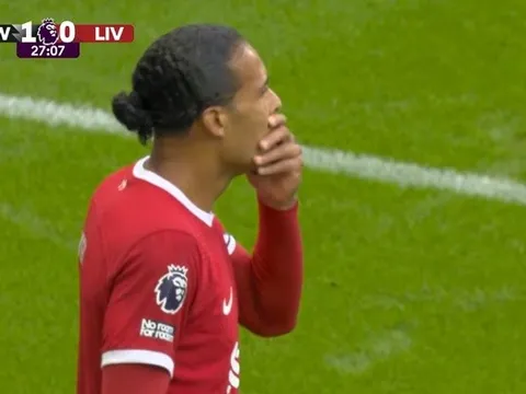 Toàn cảnh 50 sắc thái của Klopp; Van Dijk sốc nặng