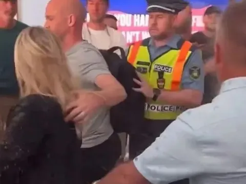 Toàn cảnh Anthony Taylor bị CĐV Roma bao vây tại sân bay