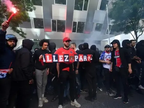 Toàn cảnh CĐV PSG trút cơn thịnh nộ lên Messi