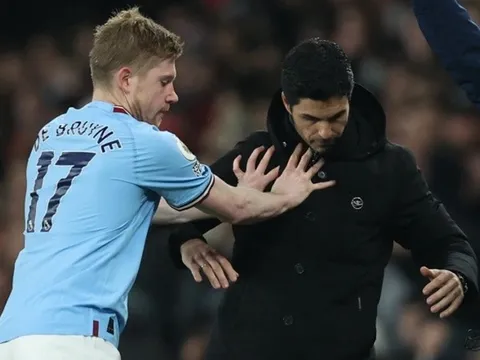Toàn cảnh De Bruyne thô bạo với Arteta, bị CĐV Arsenal tấn công