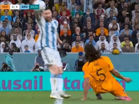 Toàn cảnh Messi và đồng đội 'đánh bóng chuyền'